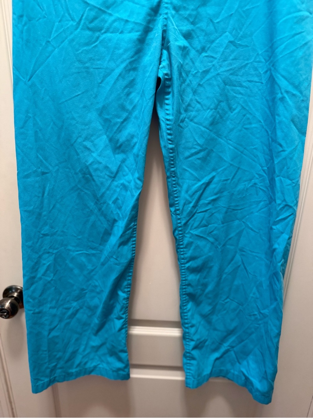 Urbane Bright Turquoise V-Neck Medical Scrub Set! - Picture 9 of 15